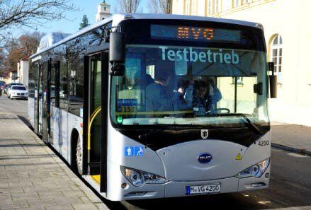 Der E-Bus von BYD (steht für "Build Your Dreams") bei der Präsentation am Westfriedhof.