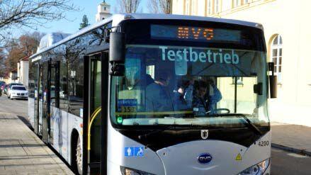 Der E-Bus von BYD (steht für "Build Your Dreams") bei der Präsentation am Westfriedhof.