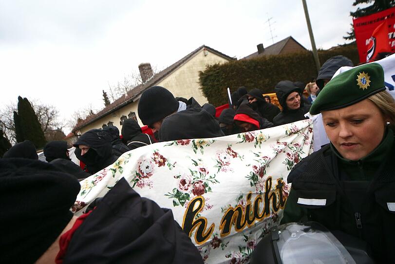 Rund 1000 Münchner haben im März gegen das "Braune Haus" in Obermenzing demonstriert.