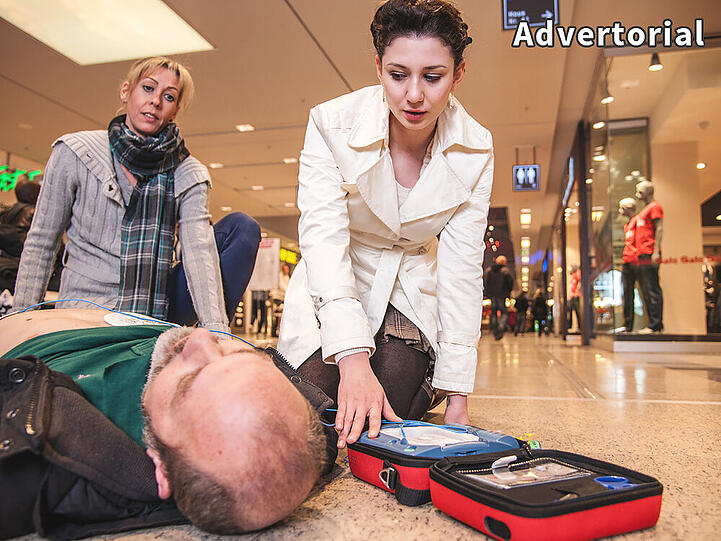 Ein Defibrillator kann Leben retten - aber vielen öffentlichen Institutionen fehlen die Gelder dafür