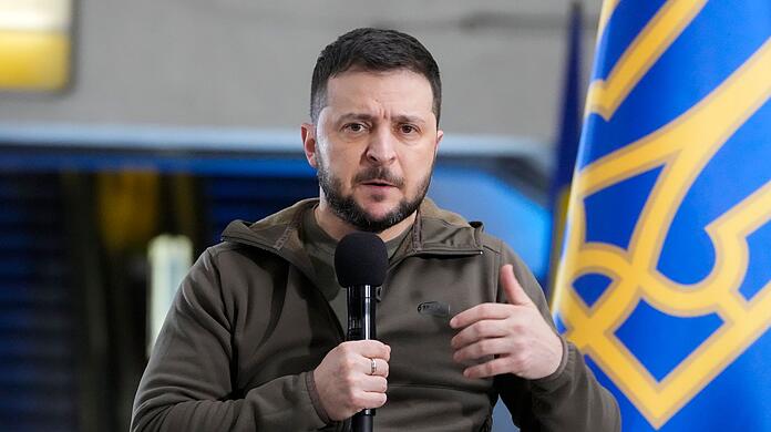 Der ukrainische Präsident Wolodymyr Selenskyj beantwortet Fragen von Journalisten während einer Pressekonferenz in einer U-Bahn unter einem zentralen Platz in Kiew.