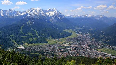 Blick über Garmisch-Partenkirchen mit der Zugspitze im Hintergrund.