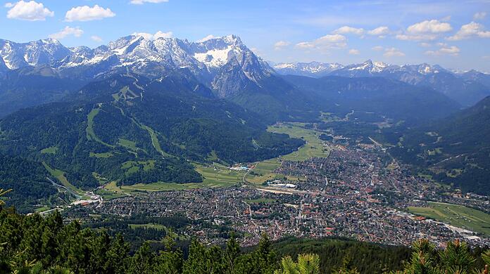 Blick über Garmisch-Partenkirchen mit der Zugspitze im Hintergrund.