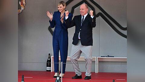 Das monegassische Fürstenpaar fieberte beim Formel-1-Rennen in Monte-Carlo kräftig mit. Charlène zog auch wegen ihres blauen Jumpsuits die Blicke auf sich.