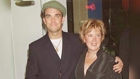 Robbie Williams neben seiner Mutter Janet im Jahr 2001.