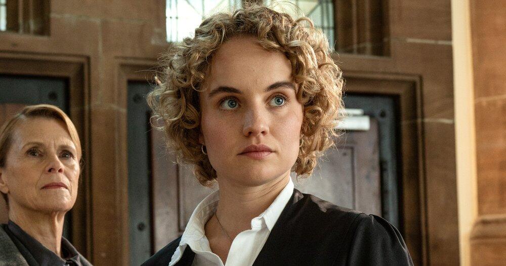 -Kanzlei-Liebling-Kreuzberg-Luise-von-Finckh-hnelt-ihrer-Figur-sehr