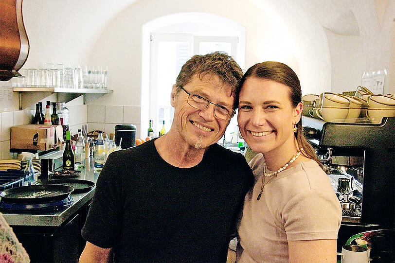 Annika F&ouml;rster mit ihrem Papa Toni. Der Konditor ist f&uuml;r die Kuchen-Auswahl in den beiden Caf&eacute;s zust&auml;ndig.