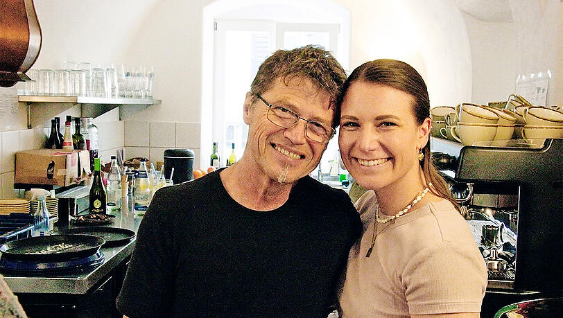 Annika F&ouml;rster mit ihrem Papa Toni. Der Konditor ist f&uuml;r die Kuchen-Auswahl in den beiden Caf&eacute;s zust&auml;ndig.