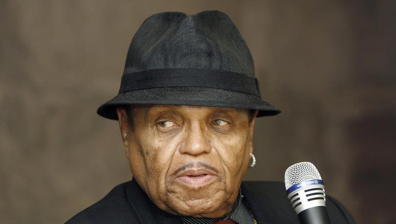 Joe Jackson verlangt Unterhalt. Joe Jackson verlangt Unterhalt.
