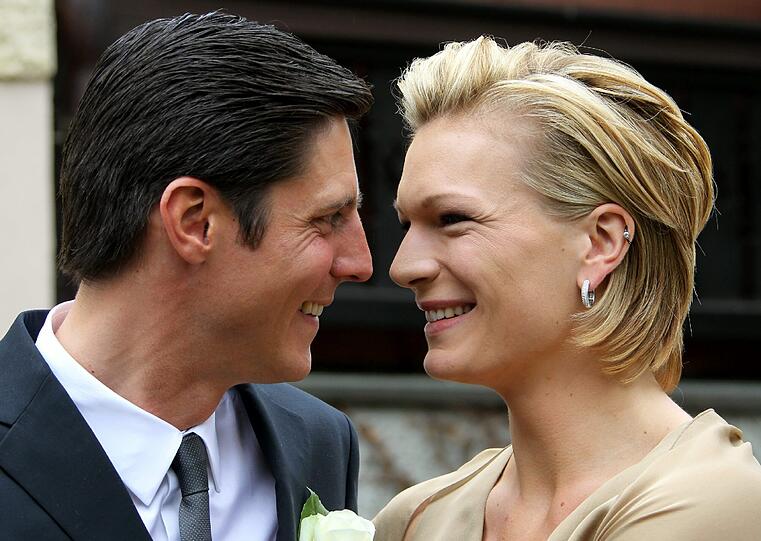 Maria Riesch: Standesamtliche Trauung in der goldenen Robe. Der Ski-Star hat in Partenkirchen den Manager Marcus Höfl geheiratet.