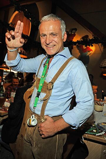 Servus! Nino de Angelo schaut auch auf der Schlager-Party vorbei.