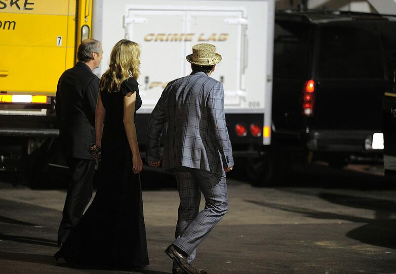 Der Tod Houstons kam am Vorabend der Grammy-Verleihung. Die Promis trauern um die Sängerin. Hier kommen Elvis Costello und Diana Krall zum Hotel.