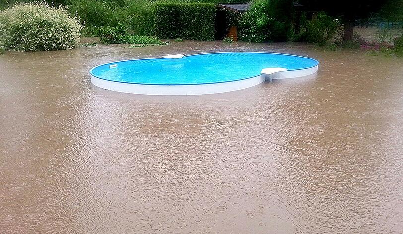 Ein Pool im Hochwasser in Thüringen - eines der Bilder des Jahrhundert-Hochwassers.