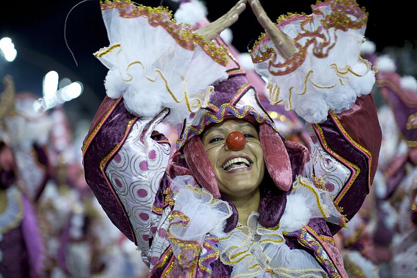 Ziemlich bunt, ziemlich heiß und ziemlich nackt: Beim Sambodromo tobt der brasilianische Karneval bei Temperaturen von über 30 Grad. Die Bilder.