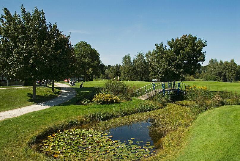 Golfplatz Eschenried: Teich neben dem Clubhaus