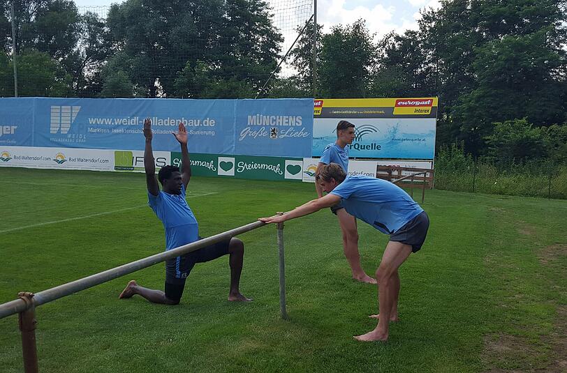 Die Löwen schwitzen in Bad Waltersdorf: die ersten Fotos von 1860-Trainer Kosta Runjaic und seinem Team im Trainingslager - auch Präsident Peter Cassalette ist mit seinem Vize Heinz Schmidt in der Steiermark eingetroffen.