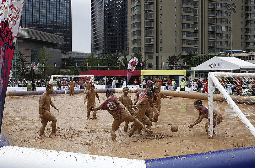 Schlammschlacht: 32 Teams kämpfen in Peking beim "Swamp Soccer China" um den Titel.