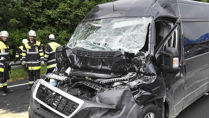 Nach dem Unfall bildete sich ein kilometerlanger Rückstau. Nach dem Unfall bildete sich ein kilometerlanger Rückstau.