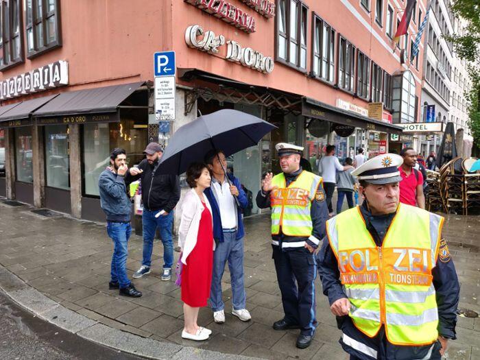 "Ein Polizist erklärt asiatischen Touristen in astreinem bayerisch-Englisch warum die Leute hier sauer auf die Politik der CSU sind", meldet unser AZ-Reporter