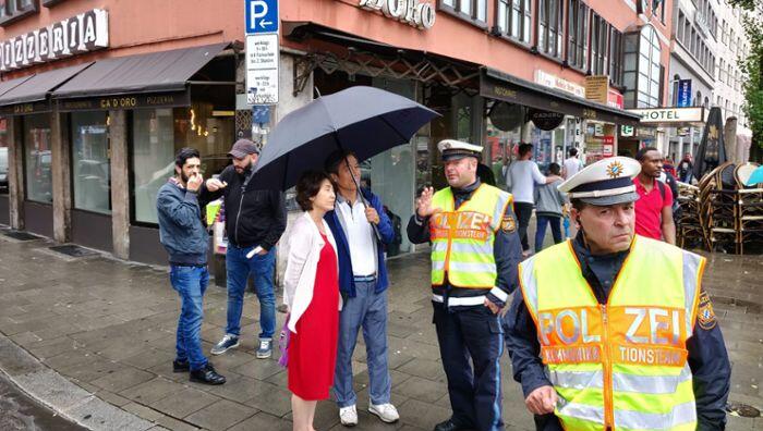 "Ein Polizist erklärt asiatischen Touristen in astreinem bayerisch-Englisch warum die Leute hier sauer auf die Politik der CSU sind", meldet unser AZ-Reporter "Ein Polizist erklärt asiatischen Touristen in astreinem bayerisch-Englisch warum die Leute hier sauer auf die Politik der CSU sind", meldet unser AZ-Reporter