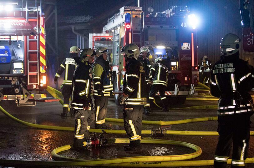 Ein Putenmastbetrieb in Petting wurde in der Nacht auf Mittwoch bei einem Feuer völlig zerstört. Die Bilder vom Einsatz.
