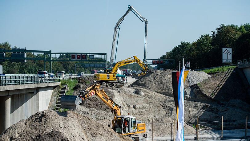 Zwischen Aschheim und dem Autobahnkreuz München-Nord wurde die A99 auf acht Fahrspuren ausgebaut.