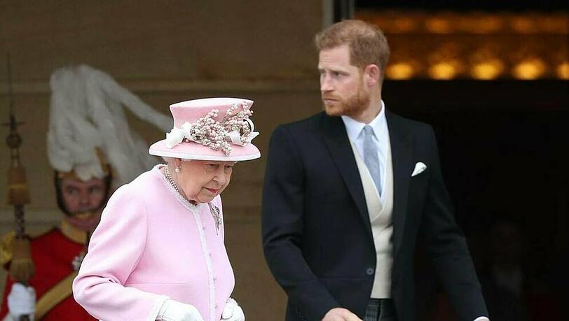 Queen Elizabeth II. und Prinz Harry. Queen Elizabeth II. und Prinz Harry.
