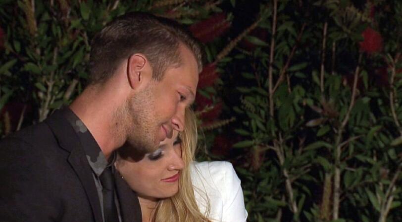 Anna und Marvin genießen die kurze Zweisamkeit während der Nacht der Rosen.