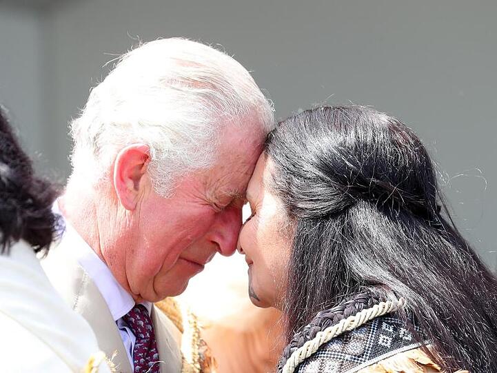 Prinz Charles, Prinz von Wales, bekommt einen Hongi, einen traditionellen Maori-Gruß bei seinem Besuch in Tuahiwi Marae.