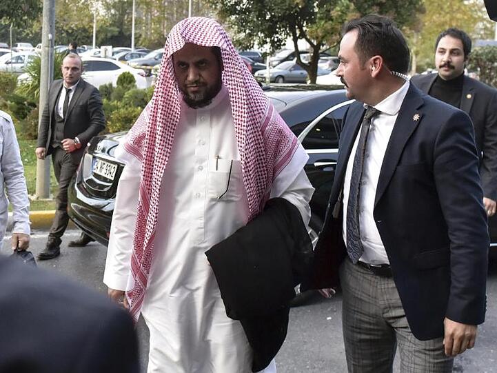 Saud al-Mudschib (l), Generalstaatsanwalt von Saudi-Arabien, ist auf dem Weg zum Flughafen, um nach Saudi-Arabien zurückzukehren.