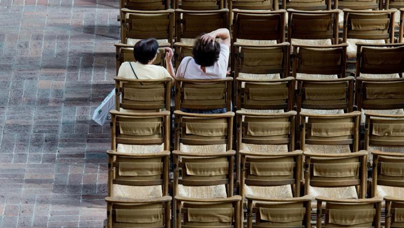 Gähnende Leere: Zwei Frauen sitzen in der Marktkirche von Hannover. Gähnende Leere: Zwei Frauen sitzen in der Marktkirche von Hannover.
