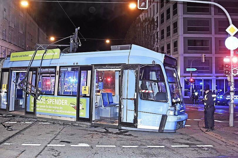 Der heftige Aufprall des in der Grundausstattung ab 150.000 Euro erhältlichen Fahrzeugs warf den Triebwagen aus dem Gleis - die Tram kam erst kurz vor dem Fußweg der Reichenbachbrücke zum Stehen.