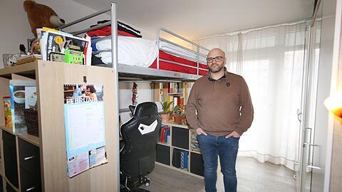 Nicola Accordino (43) in seinem kleinen Apartment. Das bisschen Platz haben er und sein Partner optimal eingeteilt.