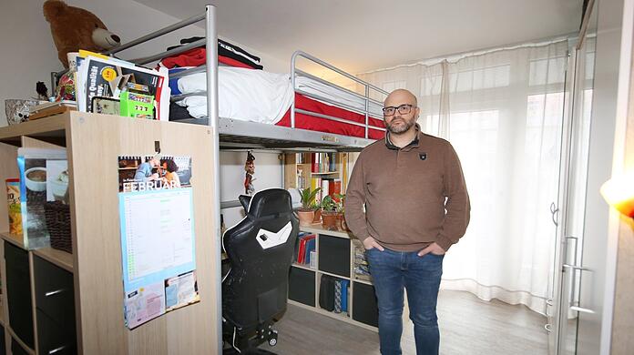 Nicola Accordino (43) in seinem kleinen Apartment. Das bisschen Platz haben er und sein Partner optimal eingeteilt.