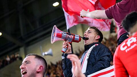 Freiburgs Nils Petersen jubelt nach dem Spiel bei den Fans und wird verabschiedet.