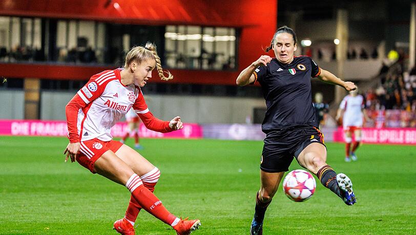 Giulia Gwinn vom FC Bayern München (l) und Evelyne Viens vom AS Rom im Zweikampf um den Ball.