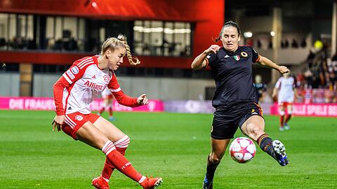 Giulia Gwinn vom FC Bayern München (l) und Evelyne Viens vom AS Rom im Zweikampf um den Ball.