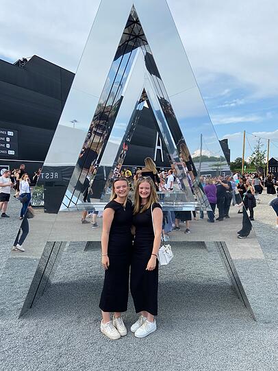 Vicky und Lisa aus dem Dachauer Umland haben je 350 Euro für ihre Tickets bezahlt und von der "Adele-World" begeistert. Vicky und Lisa aus dem Dachauer Umland haben je 350 Euro für ihre Tickets bezahlt und von der "Adele-World" begeistert.