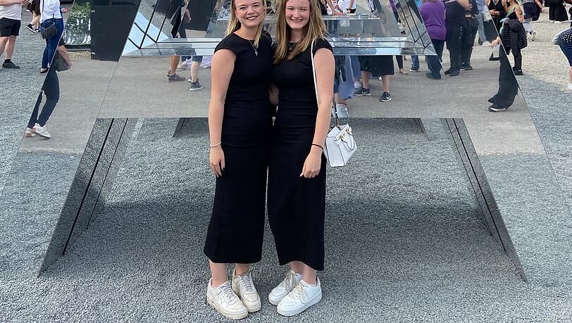 Vicky und Lisa aus dem Dachauer Umland haben je 350 Euro für ihre Tickets bezahlt und von der "Adele-World" begeistert.