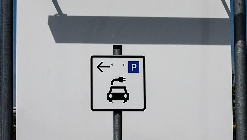 Die Zahl der Neuzulassungen von E-Autos in Deutschland zieht wieder an. (Archivbild)