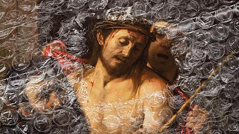 Unter der Schutzverpackung tut sich ein Meisterwerk auf, das nach seiner Reinigung eine neue Qualität zeigt. Mit großer Wahrscheinlichkeit hat Michelangelo Merisi, besser bekannt unter dem Namen Caravaggio, diese „Ecce Homo“-Darstellung geschaffen. Der gegeißelte Christus wird von Pilatus (links) dem Volk mit den Worten „Ecce homo“ - „seht, ein Mensch“ vorgeführt.