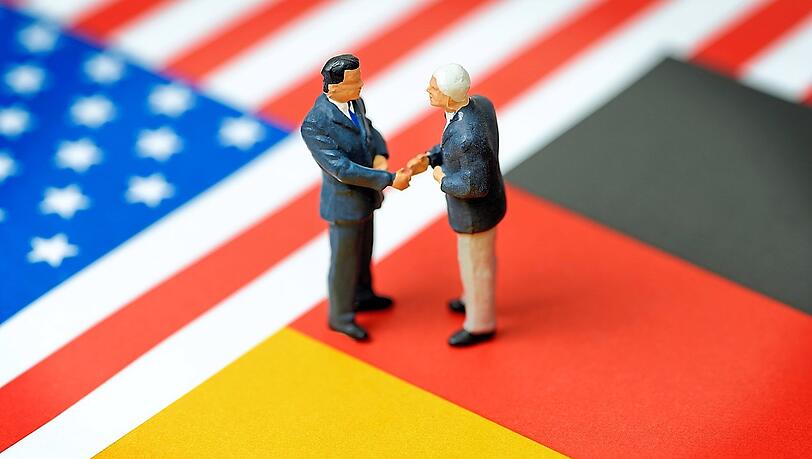 Ein Handschlag und der Deal steht – doch die Mentalität der Deutschen und Amerikaner ist unterschiedlich. Ein Handschlag und der Deal steht – doch die Mentalität der Deutschen und Amerikaner ist unterschiedlich.