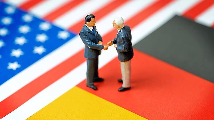 Ein Handschlag und der Deal steht – doch die Mentalität der Deutschen und Amerikaner ist unterschiedlich.