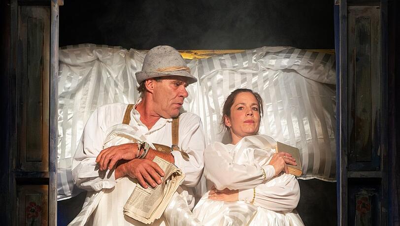 Der Brandner Kaspar mit seiner Frau: Wolfgang Maria Bauer und Ines Schmiedt im Steh(e)bett.