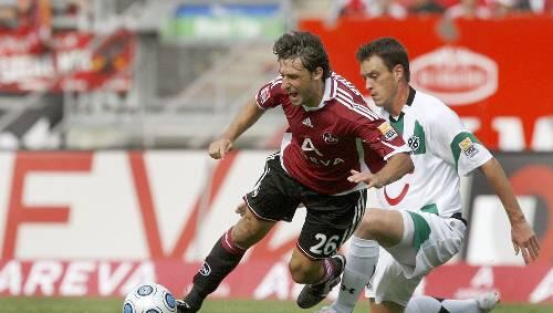 Mozart mit Kämpfer-Gen: Thomas Broich setzt sich energisch gegen Hannovers Balitsch durch. Mozart mit Kämpfer-Gen: Thomas Broich setzt sich energisch gegen Hannovers Balitsch durch.