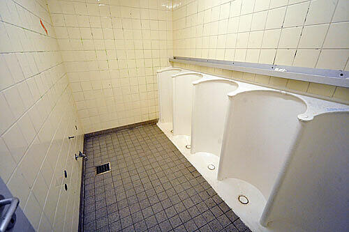Auf der Toilette eines Schnellrestaurants in Obersendling wurde ein sechsjähriger Bub sexuell missbraucht. Die Polizei sucht den Mann. (Symbolbild)
