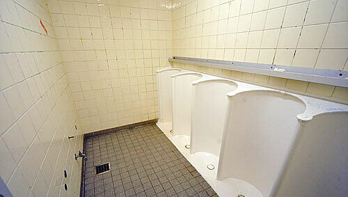 Auf der Toilette eines Schnellrestaurants in Obersendling wurde ein sechsjähriger Bub sexuell missbraucht. Die Polizei sucht den Mann. (Symbolbild) Auf der Toilette eines Schnellrestaurants in Obersendling wurde ein sechsjähriger Bub sexuell missbraucht. Die Polizei sucht den Mann. (Symbolbild)