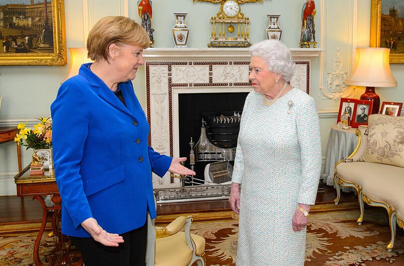 Angela Merkel und Queen Elizabeth II. bei einem Treffen im Buckingham Palace im Februar 2014