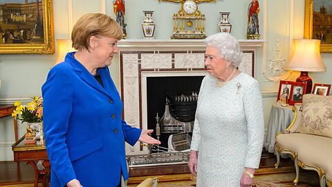 Angela Merkel und Queen Elizabeth II. bei einem Treffen im Buckingham Palace im Februar 2014