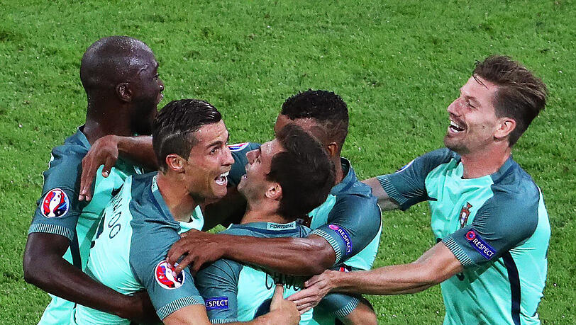 Portugal feiert den Einzug ins Finale der Europameisterschaft. Im Mittelpunkt steht Superstar Cristiano Ronaldo. Portugal feiert den Einzug ins Finale der Europameisterschaft. Im Mittelpunkt steht Superstar Cristiano Ronaldo.